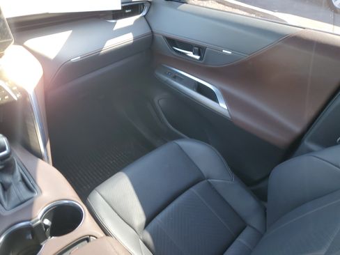 Used 2024 Toyota Venza Limited image 17