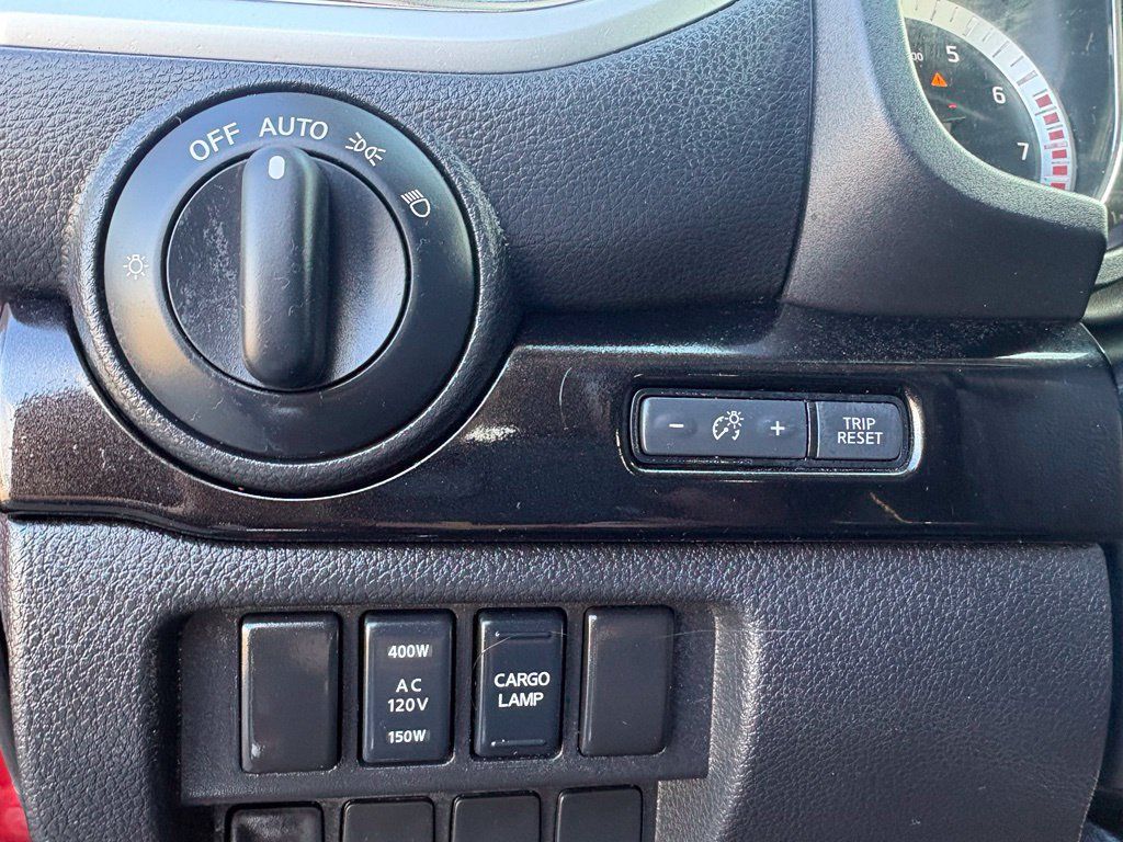 Used 2018 Nissan Titan SV w/ SV Convenience Package RWD image 15