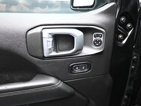 Used 2022 Jeep Wrangler Unlimited Sahara w/ Cold Weather Group AWD/4WD image 12