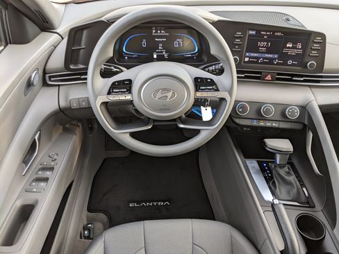 New 2025 Hyundai Elantra SE image 13