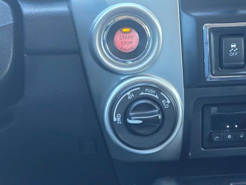 Used 2019 Nissan Titan SV w/ SV Convenience Package image 16