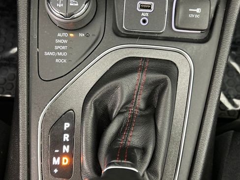 Used 2020 Jeep Cherokee Trailhawk image 25