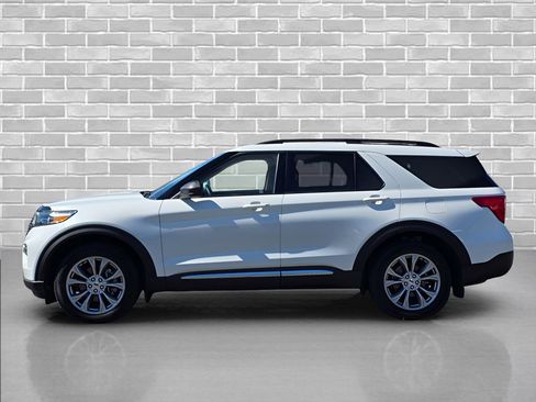 Used 2023 Ford Explorer XLT AWD/4WD image 2