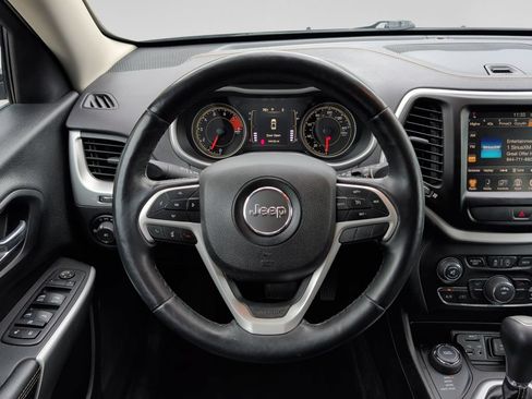Used 2018 Jeep Cherokee Latitude Plus w/ Cold Weather Group AWD/4WD image 11