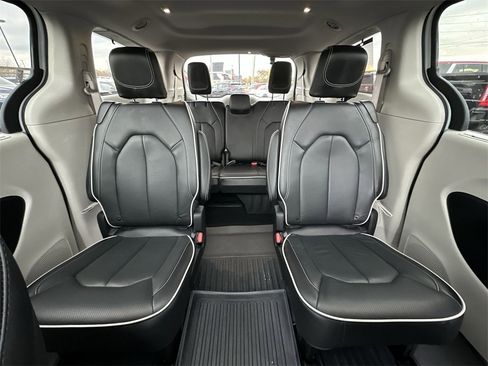 Used 2024 Chrysler Pacifica Limited w/ Uconnect Theater Family Group image 23