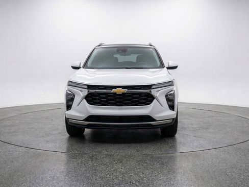 Used 2025 Chevrolet TrailBlazer LT image 2