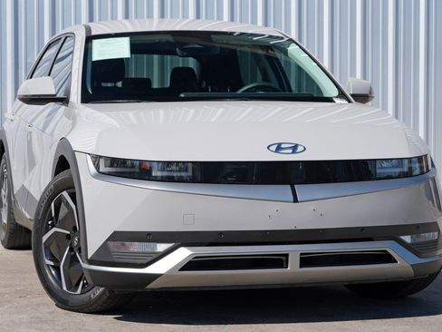 Used 2024 Hyundai Ioniq 5 SEL RWD image 2