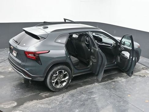 Used 2025 Chevrolet Trax LT image 64