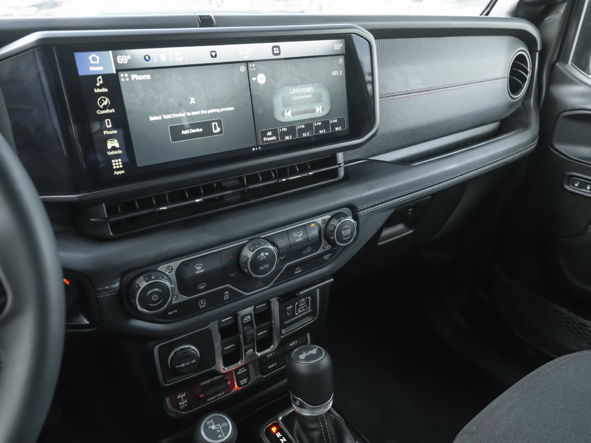 Used 2025 Jeep Wrangler Unlimited Rubicon AWD/4WD image 11