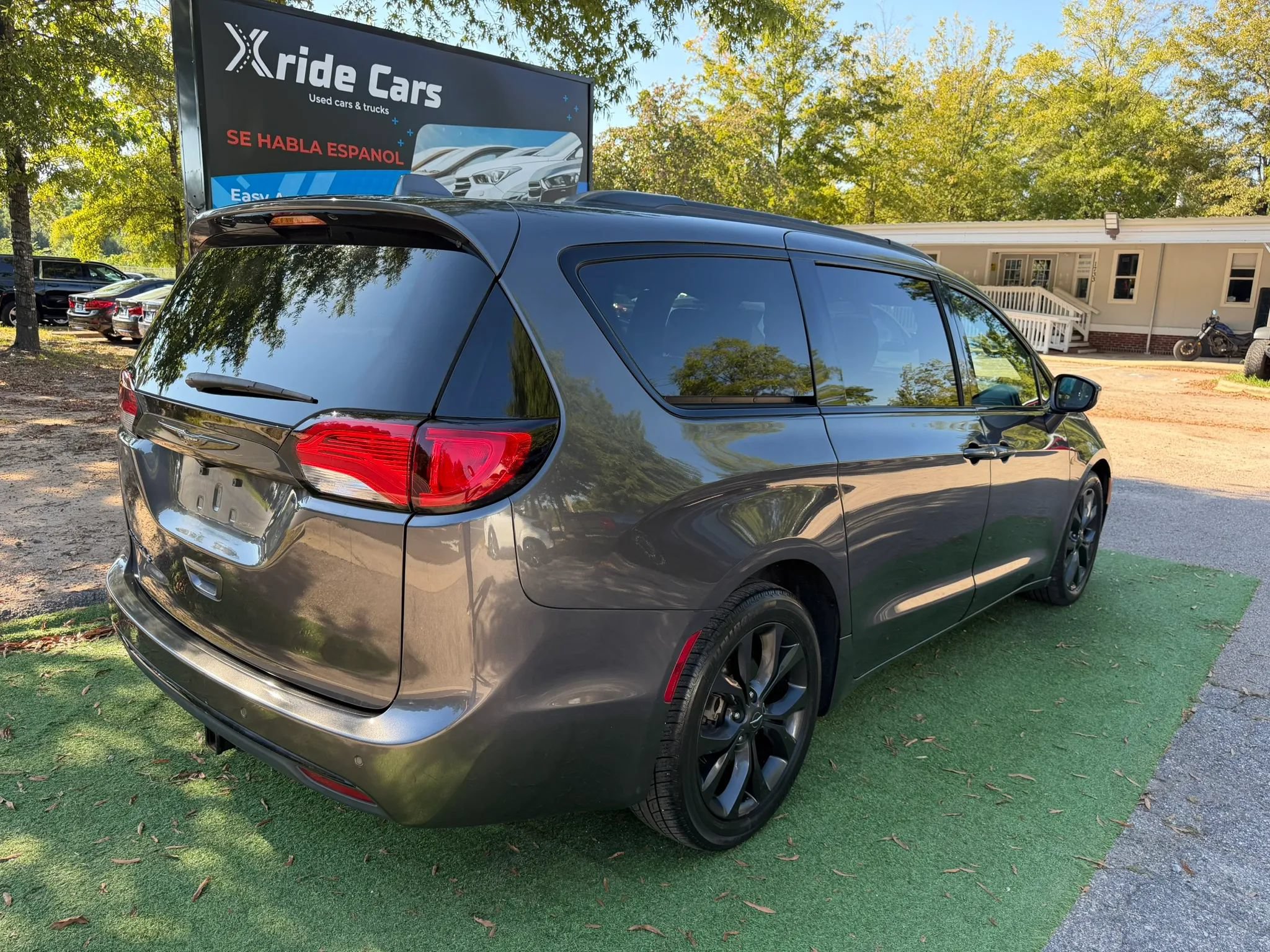 Used 2020 Chrysler Pacifica Touring-L w/ S Appearance Package FWD image 3