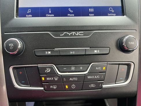 Used 2019 Ford Fusion SE image 18