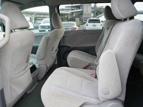 Used 2017 Toyota Sienna LE image 15