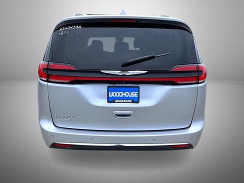 Used 2021 Chrysler Pacifica Touring-L FWD image 5