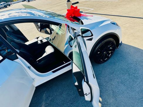 Used 2023 Tesla Model Y AWD image 30