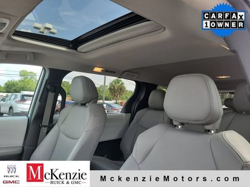 Used 2025 Toyota Sienna XLE FWD image 7