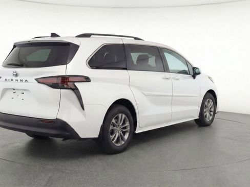 Used 2026 Toyota Sienna LE image 7