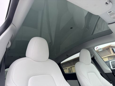 Used 2021 Tesla Model Y Long Range AWD/4WD image 17