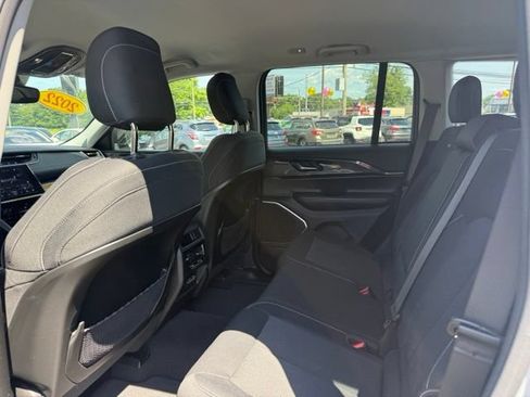 Used 2022 Jeep Grand Cherokee Laredo w/ Luxury Tech Group I AWD/4WD image 9