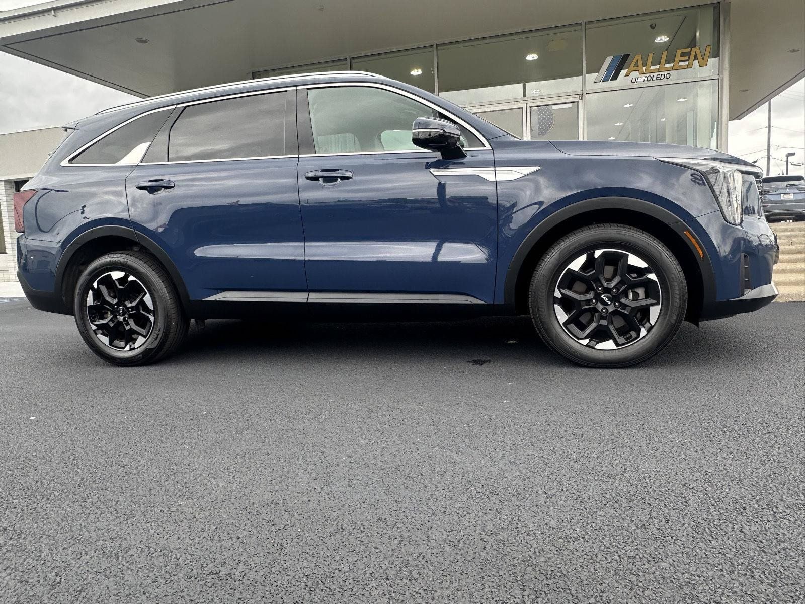 Used 2025 Kia Sorento S FWD image 1