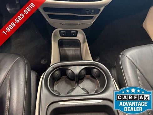 Used 2018 Chrysler Pacifica Touring-L FWD image 15