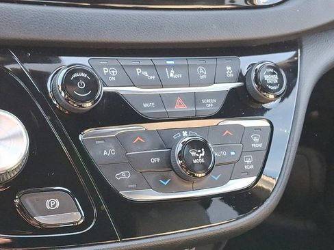 Certified 2020 Chrysler Pacifica Touring-L w/ Advanced Safetytec Group image 18