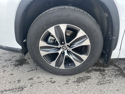 Used 2024 Toyota Highlander XLE image 7