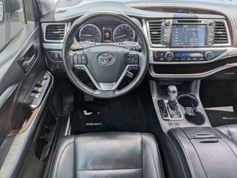 Used 2019 Toyota Highlander XLE FWD image 19