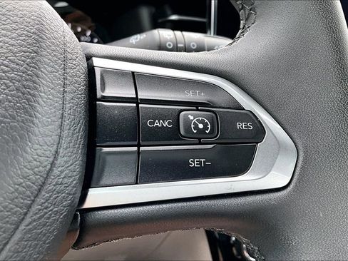Used 2024 Jeep Compass Latitude AWD/4WD image 17