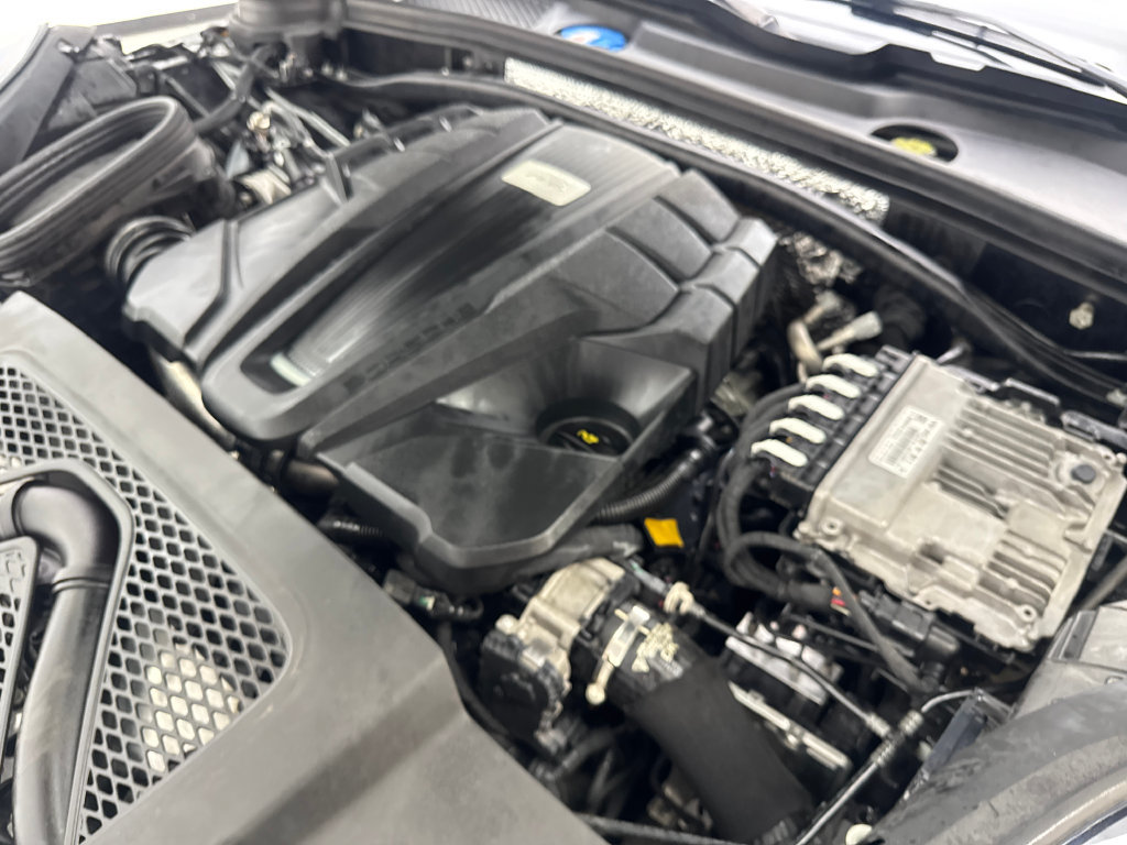 Used 2020 Porsche Macan Turbo AWD/4WD image 78