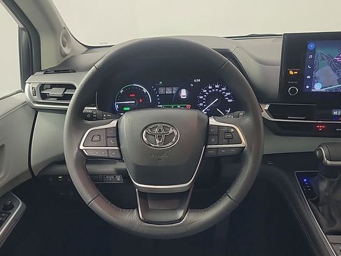 Used 2025 Toyota Sienna XLE w/ XLE Plus Package image 23