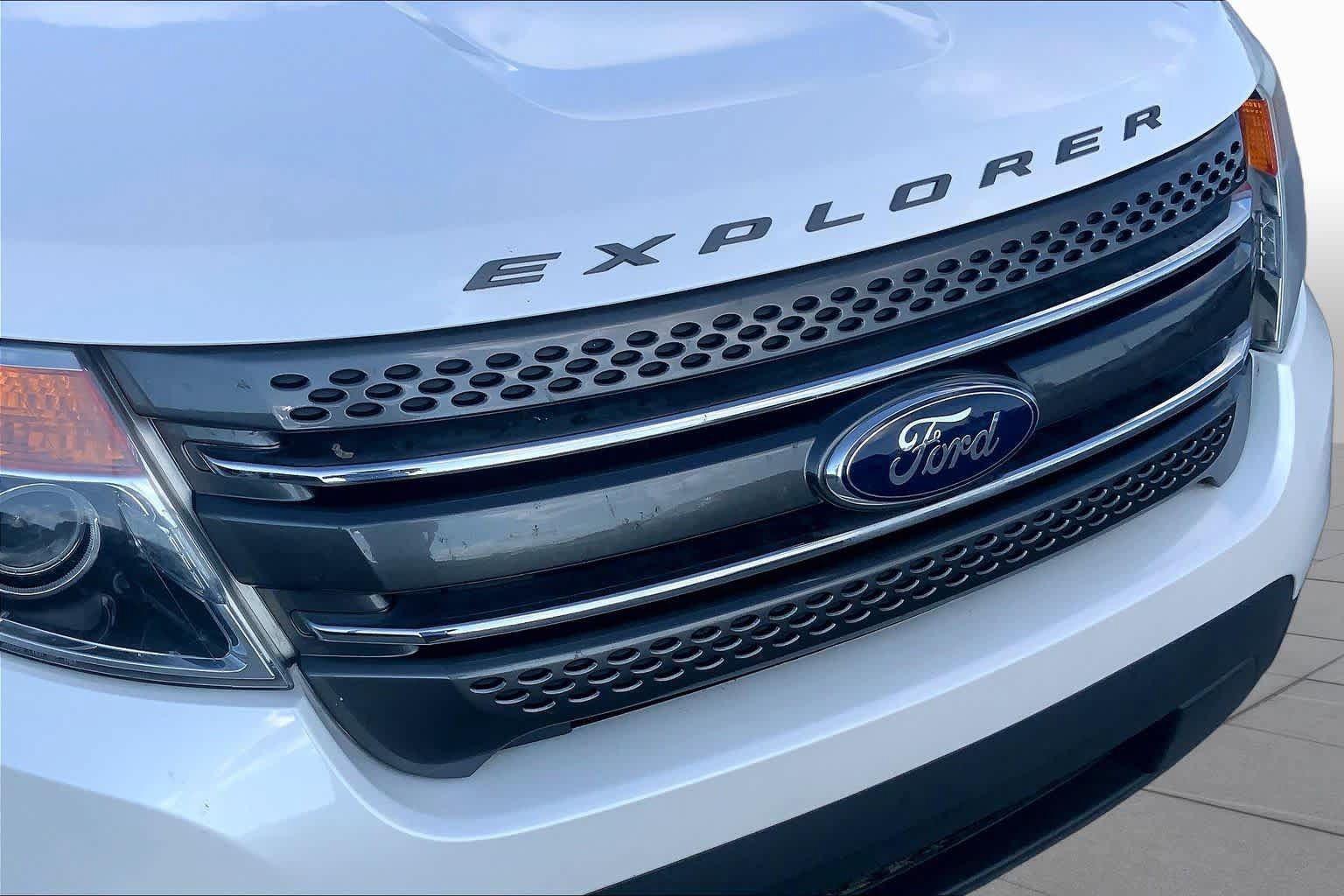 Used 2015 Ford Explorer XLT w/ Equipment Group 202A FWD image 30