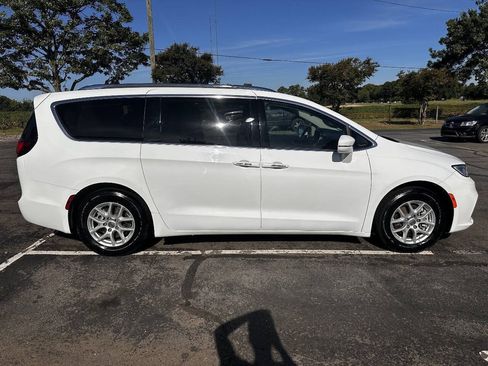 Used 2021 Chrysler Pacifica Touring-L FWD image 2