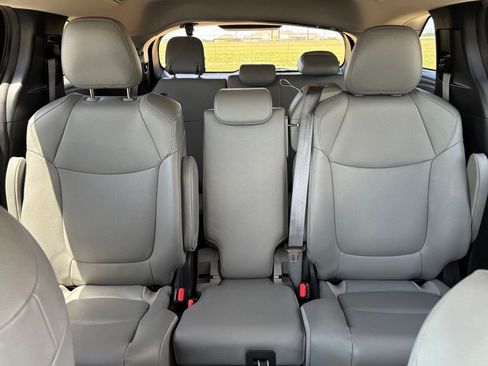 Certified 2025 Toyota Sienna XLE FWD image 18