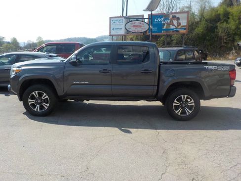 Used 2017 Toyota Tacoma TRD Sport w/ Tow Package (A/T) image 1