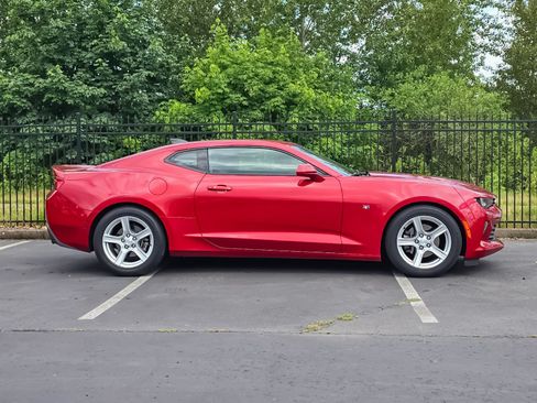 Used 2018 Chevrolet Camaro LT RWD image 2