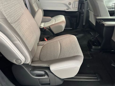 Used 2025 Toyota Sienna LE image 57