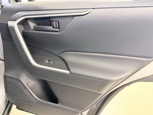 Used 2019 Toyota RAV4 LE w/ Carpet Mat Package AWD/4WD image 28