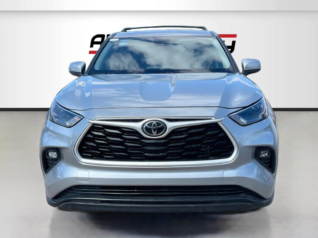 Used 2023 Toyota Highlander LE FWD image 2
