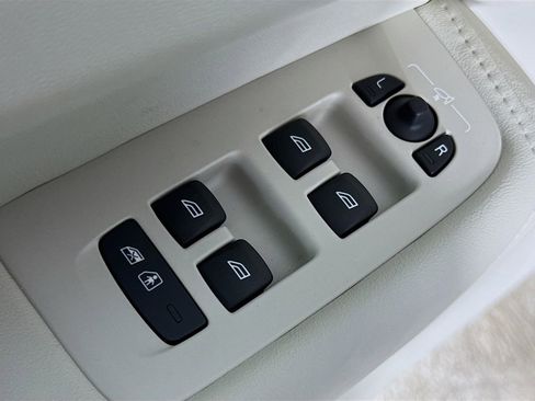 New 2026 Volvo XC60 T8 Ultra w/ Protection Package Premier image 17