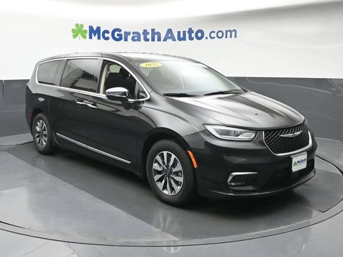 Used 2022 Chrysler Pacifica Limited w/ Uconnect Theater Family Group FWD image 2