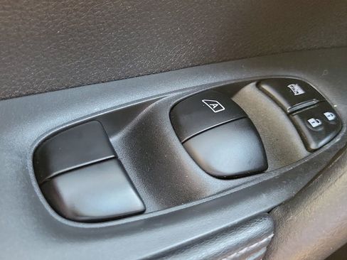 Used 2018 Nissan Rogue SV image 29