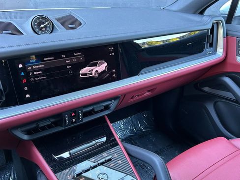 Certified 2025 Porsche Cayenne Coupe image 28