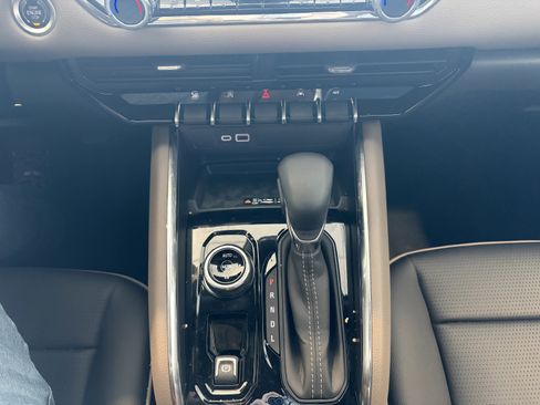 Used 2025 GMC Canyon Denali image 16