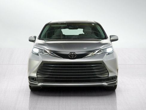 Used 2026 Toyota Sienna XLE FWD image 8