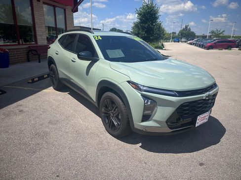 Used 2024 Chevrolet Trax ACTIV w/ Sunroof Package FWD image 3