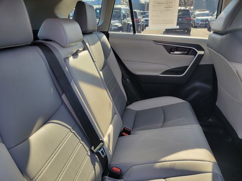 Used 2021 Toyota RAV4 XLE Premium image 16