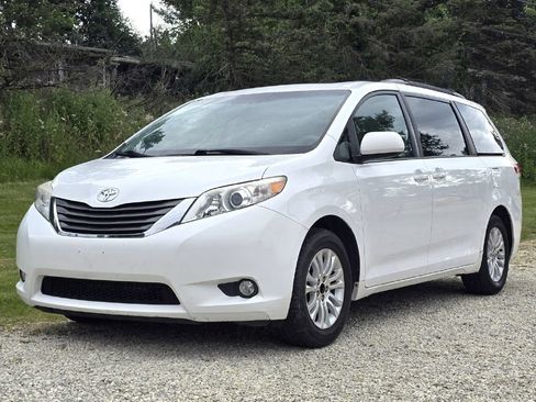 Used 2012 Toyota Sienna XLE w/ Entertainment Pkg FWD image 2