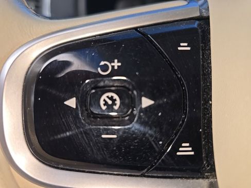 Used 2019 Volvo XC90 T6 Momentum w/ Protection Package Premier image 18