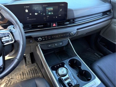 Used 2025 Kia Carnival EX image 13