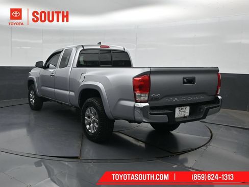 Used 2016 Toyota Tacoma SR5 AWD/4WD image 8